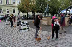 72 hodin 2015 – úklid náměstí (foto Marek Krajči)