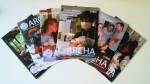 Titulní strany jednotlivých čísel časopisu Archa v roce 2020 (foto Michala K. Rocmanová)