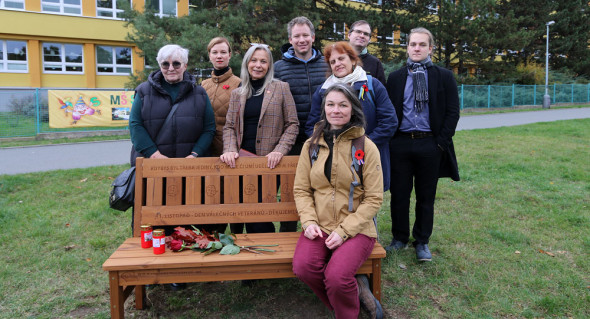 Setkání spojené s připomínkou u nové vzpomínkové lavička ČRDM pro válečné veterány (foto Jiří Majer)