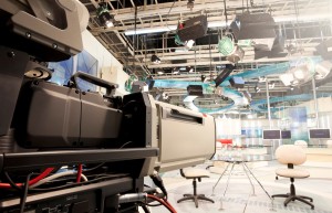 Kamera, televizní studio (foto Canva)