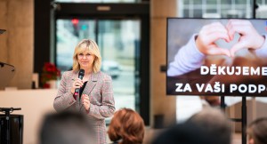 Manželka prezidenta ČR paní Eva Pavlová na setkání s dárci projektu Darujeme kroužky dětem (foto: Zuzana Havlínová)